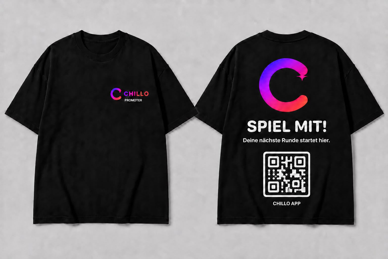 Zwei schwarze Chillo-Shirts mit violett-pinkem Logo und dem Schriftzug Spiel mit!
